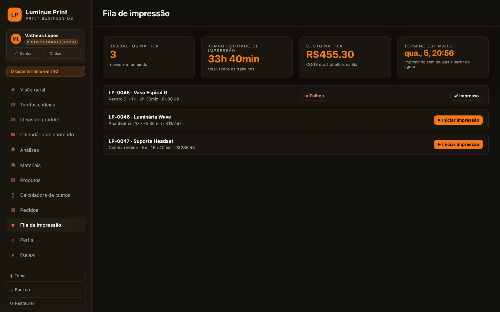 Fila de impressão com tempo estimado e custo por trabalho